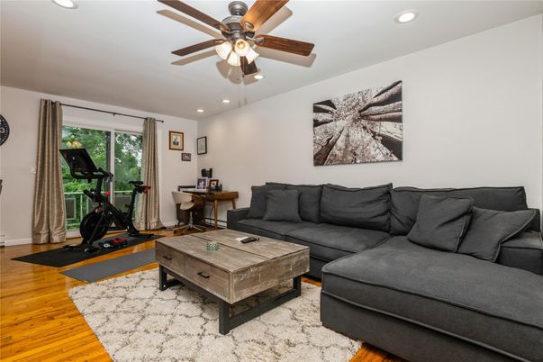 Fitness Equipment, Interior, Living room, Recessed Lighting, Wood Texture Flooring