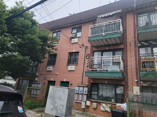 Exterior, Facade, Brick Facade, Rowhouse
