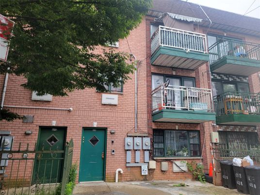 Exterior, Facade, Brick Facade, Rowhouse