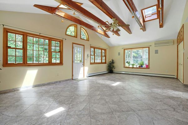 Empty room, Interior, Wooden Beams