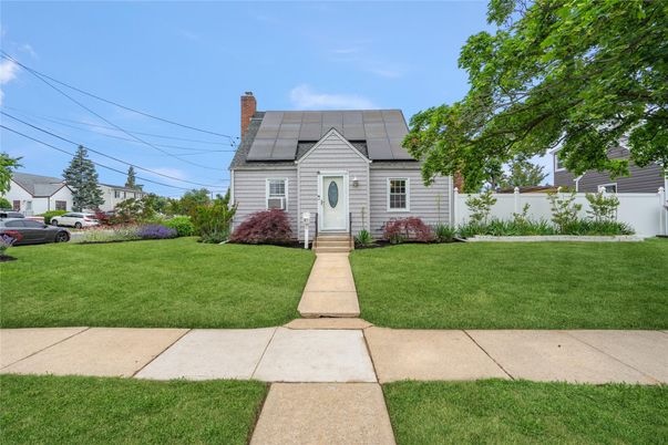 Exterior, Facade, Cape Cod