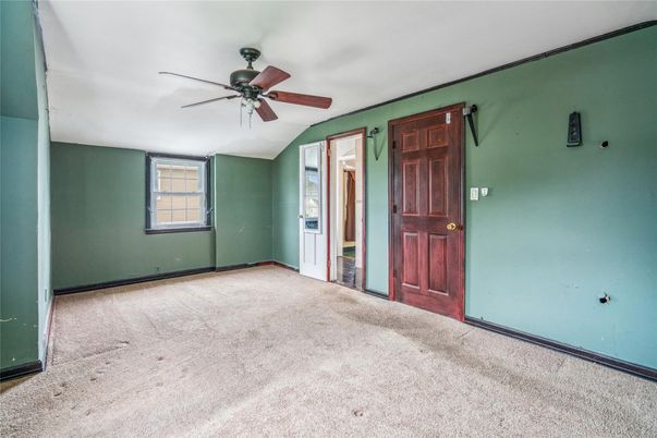Empty room, Interior