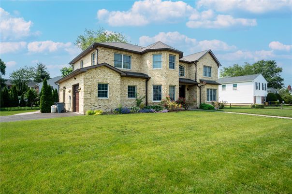 Backyard, Exterior, Facade, Brick Facade, Brick Traditional