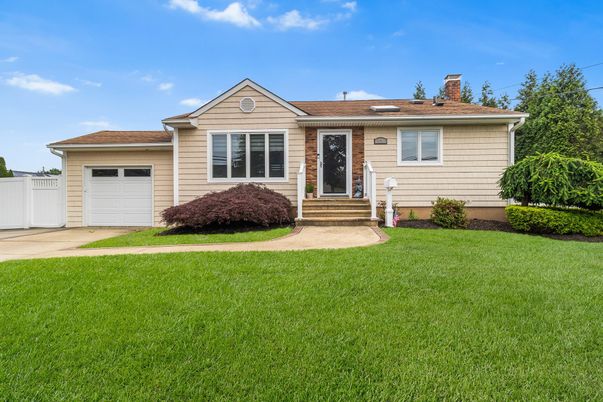 Attached, Exterior, Facade, Cape Cod