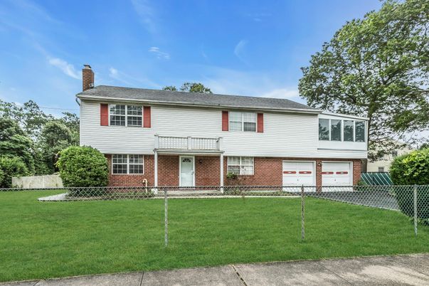 Attached, Exterior, Facade, Brick Facade, Raised Ranch