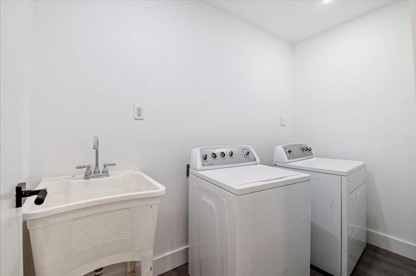 Interior, Recessed Lighting, Washer, Wood Texture Flooring