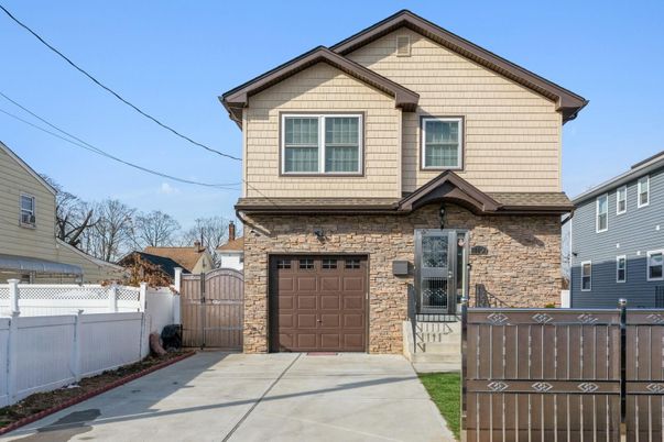 Attached, Exterior, Facade, Brick Facade, American Craftsman