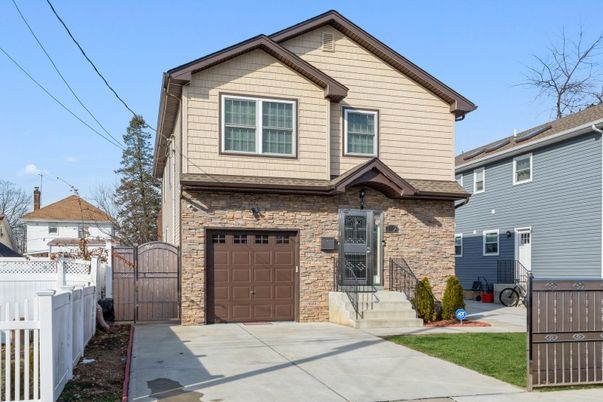 Attached, Exterior, Facade, Brick Facade, American Craftsman