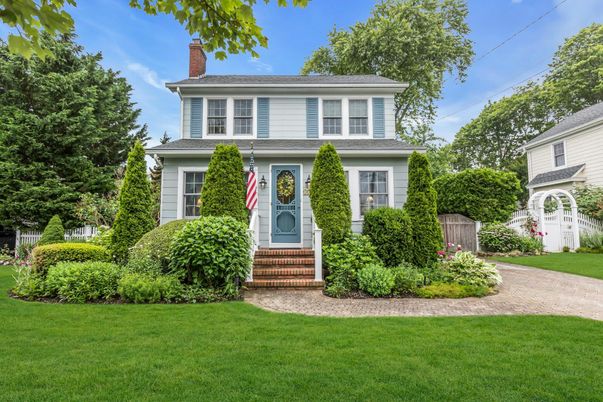 Exterior, Facade, American Foursquare