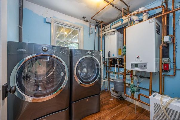 Interior, Washer, Wood Texture Flooring