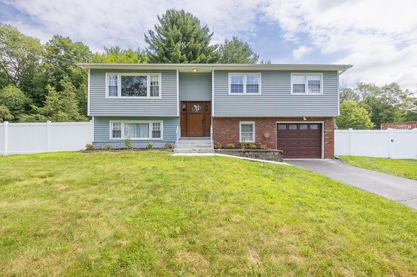 Attached, Exterior, Facade, Brick Facade, Raised Ranch