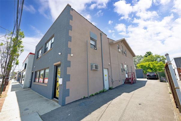 Exterior, Facade, Rowhouse