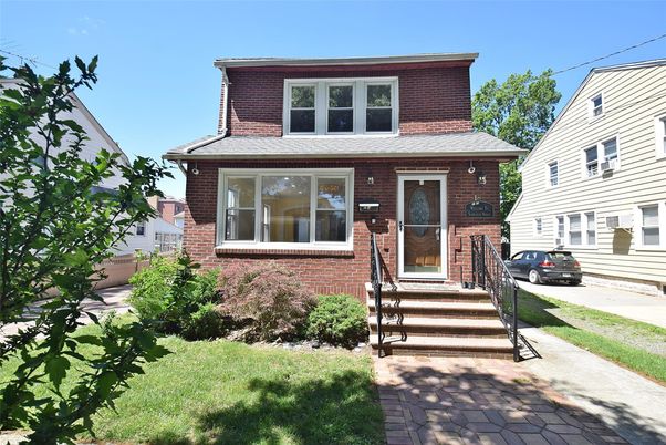 Exterior, Facade, Brick Facade, American Foursquare
