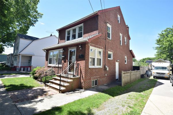 Exterior, Facade, Brick Facade, American Foursquare
