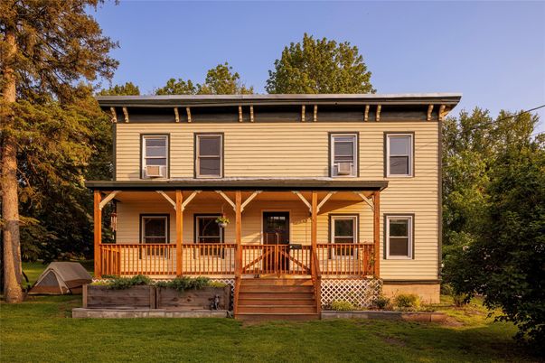 Exterior, Facade, American Foursquare