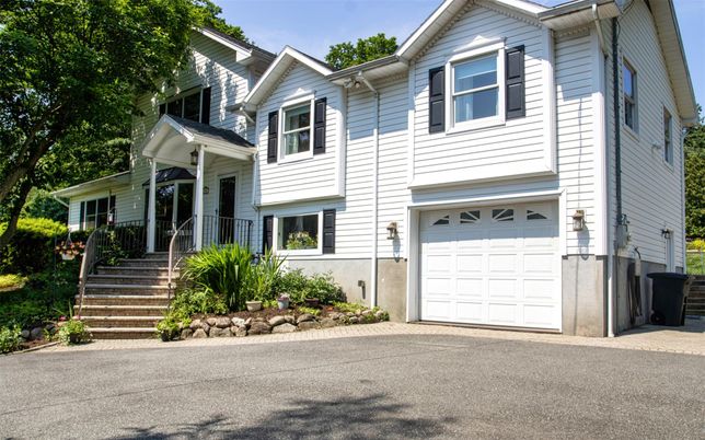 Attached, Exterior, Facade, Rowhouse