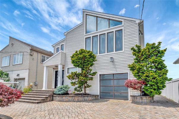 Attached, Exterior, Facade, Rowhouse