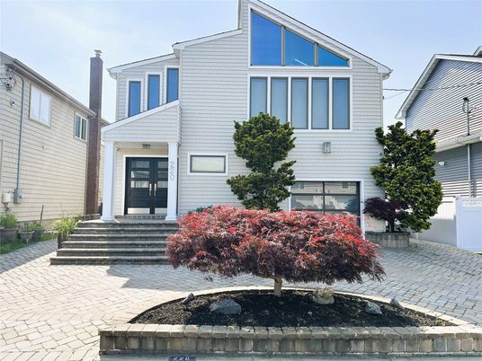 Exterior, Facade, Rowhouse