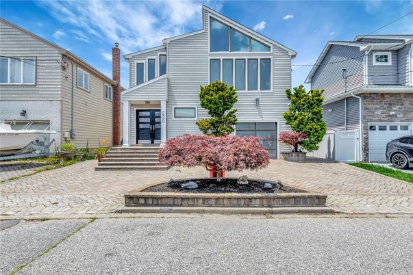 Attached, Exterior, Facade, Rowhouse