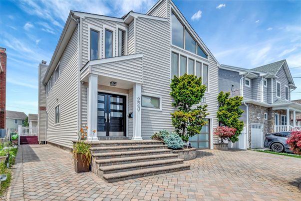 Attached, Exterior, Facade, Queen Anne Victorian