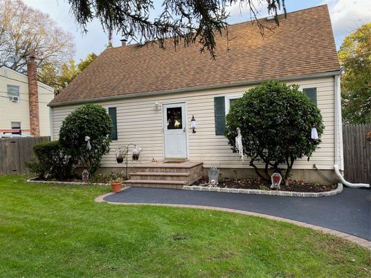 Exterior, Facade, Cape Cod