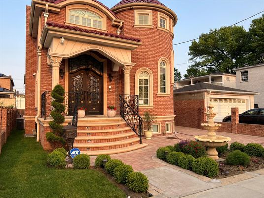 Attached, Exterior, Facade, Brick Facade, Queen Anne Victorian