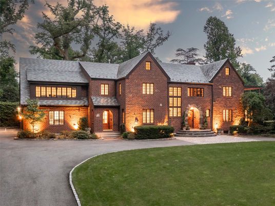 Backyard, Exterior, Facade, Brick Facade, Brick Traditional