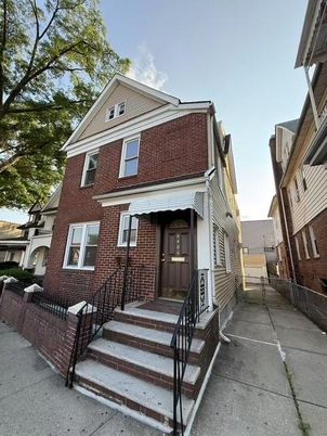 Exterior, Facade, Brick Facade, Queen Anne Victorian