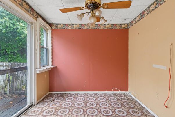 Empty room, Interior