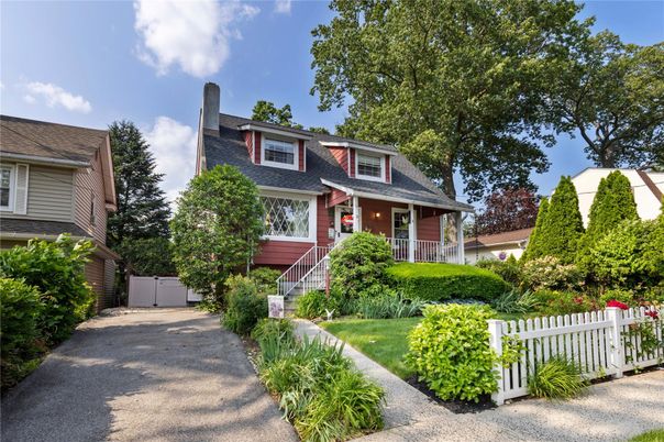 Exterior, Facade, American Foursquare