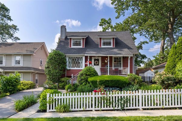 Exterior, Facade, Cape Cod