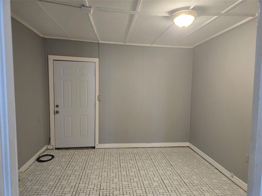 Empty room, Interior