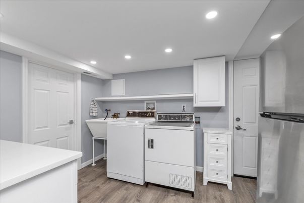 Interior, Recessed Lighting, Washer, Wood Texture Flooring
