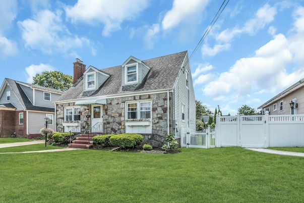 Exterior, Facade, Cape Cod