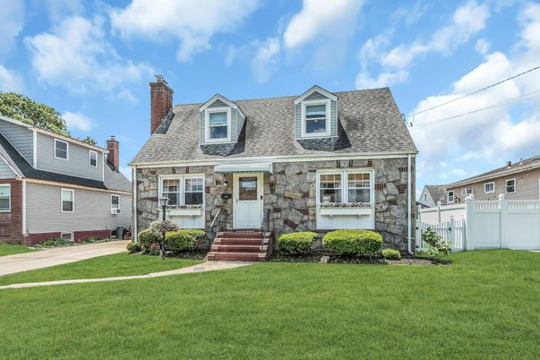 Exterior, Facade, Cape Cod