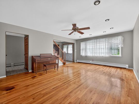 Interior, Piano, Recessed Lighting, Wood Texture Flooring
