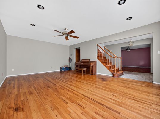 Interior, Piano, Recessed Lighting, Wood Texture Flooring