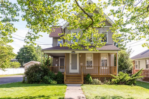 Exterior, Facade, Queen Anne Victorian