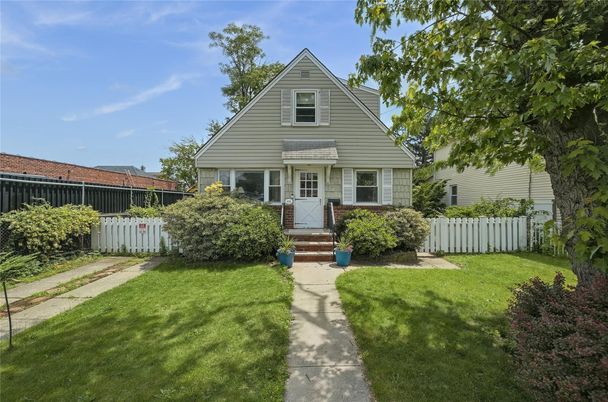 Backyard, Exterior, Facade, Queen Anne Victorian