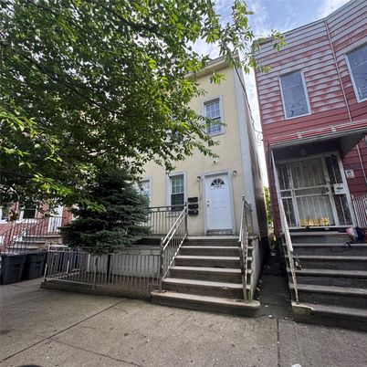 Exterior, Facade, Rowhouse