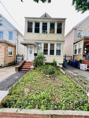 Exterior, Facade, Brick Facade, American Foursquare