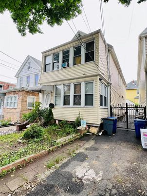 Exterior, Facade, Brick Facade, Queen Anne Victorian