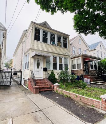 Exterior, Facade, American Foursquare