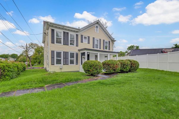 Backyard, Exterior, Facade, Queen Anne Victorian