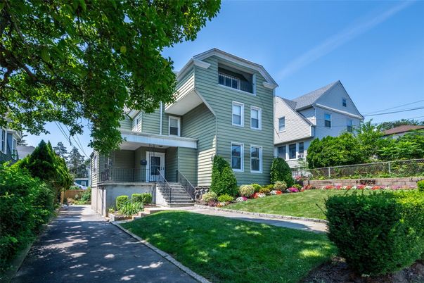 Exterior, Facade, Queen Anne Victorian