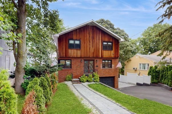 Attached, Exterior, Facade, Brick Facade, Raised Ranch