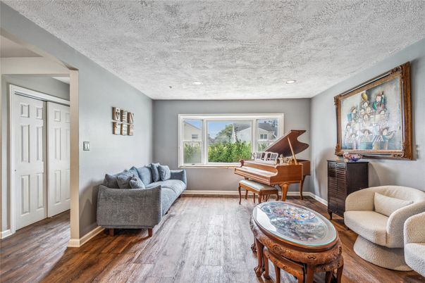Interior, Piano, Recessed Lighting, Wood Texture Flooring