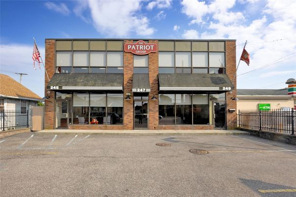 Exterior, Facade, Modern