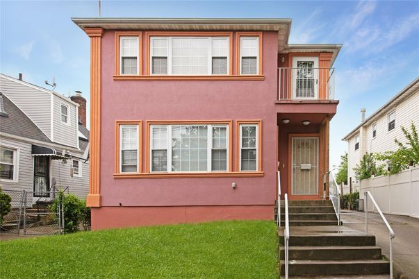 Exterior, Facade, American Foursquare