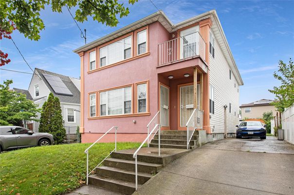 Exterior, Facade, Rowhouse